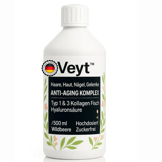 Weiße Flasche Veyt™ Anti-Aging Komplex mit Typ 1 & 3 Kollagen aus Fisch und Hyaluronsäure, 500 ml Flüssigkeit, Wildbeer-Geschmack, hochdosiert und zuckerfrei, dekorativ mit floralen Elementen, beworben für Haare, Haut, Nägel und Gelenke, hergestellt in Deutschland mit Made-in-Germany-Siegel