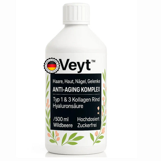 Weiße Flasche Veyt™ Anti-Aging Komplex mit Typ 1 & 3 Kollagen aus Rind und Hyaluronsäure, 500 ml Flüssigkeit, Wildbeer-Geschmack, hochdosiert und zuckerfrei, dekorativ mit floralen Elementen gestaltet, beworben für Haare, Haut, Nägel und Gelenke, hergestellt in Deutschland mit Made-in-Germany-Siegel