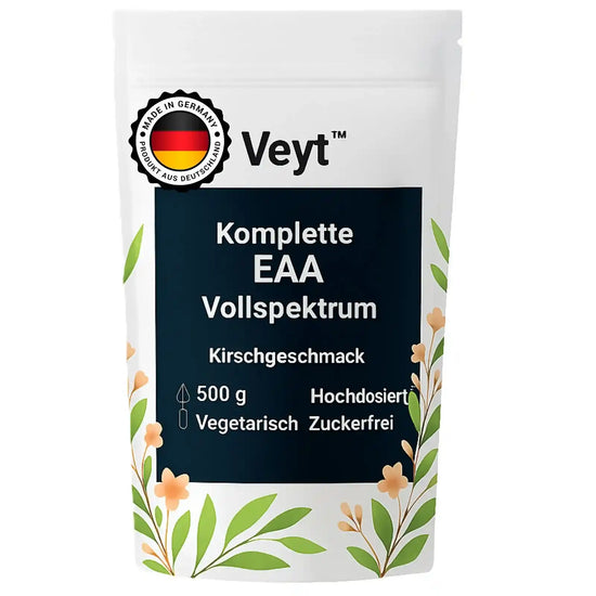 Produktetikett von Veyt™ Komplette EAA Vollspektrum mit 500 g Inhalt, Kirschgeschmack, hochdosiert, vegetarisch und zuckerfrei, beworben als Nahrungsergänzungsmittel mit allen essentiellen Aminosäuren für Muskelaufbau, Regeneration und Energie, hergestellt in Deutschland mit Qualitätssiegel „Made in Germany – Produkt aus Deutschland“