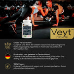 Werbeanzeige für Veyt™ Kurkuma Ingwer Pfeffer Gummies mit Orangen-Geschmack. Im Vordergrund eine weiße Flasche mit floraler Gestaltung, enthält 60 hochdosierte, vegane, zuckerfreie Gummies. Hintergrund: zwei Personen im Fitnessstudio beim Partner-Plank, symbolisieren Gesundheit und Stärke. Textabschnitte betonen Qualitätsversprechen, Produktion und Prüfung in Deutschland sowie 100 % vegane Zusammensetzung.