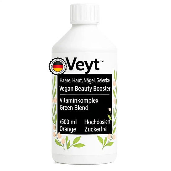 Weiße Flasche Veyt™ Vegan Beauty Booster mit Vitaminkomplex Green Blend, 500 ml Flüssigkeit, Orangen-Geschmack, hochdosiert und zuckerfrei, dekorativ mit grünen und pfirsichfarbenen Pflanzenillustrationen, beworben für Haare, Haut, Nägel und Gelenke, hergestellt in Deutschland mit Made-in-Germany-Siegel
