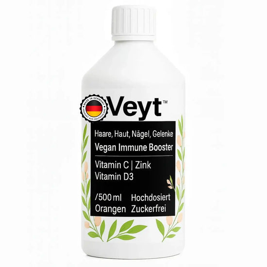 Weiße Flasche Veyt™ Vegan Immune Booster mit Vitamin C, Zink und Vitamin D3, 500 ml Flüssigkeit, Orangen-Geschmack, hochdosiert und zuckerfrei, dekorativ mit grünen Blättern gestaltet, beworben für Haare, Haut, Nägel und Gelenke, hergestellt in Deutschland mit Made-in-Germany-Siegel