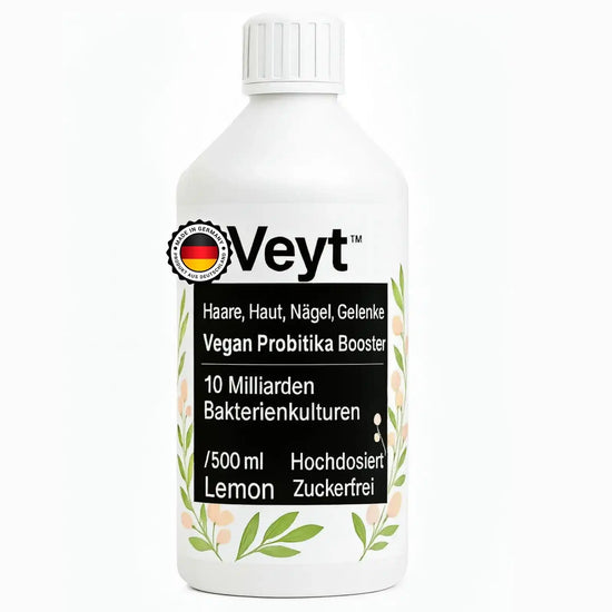 Produktetikett von Veyt™ Vegan Probiotika Booster mit 500 ml Flüssigkeit, enthält 10 Milliarden Bakterienkulturen, hochdosiert und zuckerfrei, Zitronengeschmack, dekorativ mit floralen Elementen, beworben für Haare, Haut, Nägel und Gelenke, hergestellt in Deutschland mit Made-in-Germany-Siegel